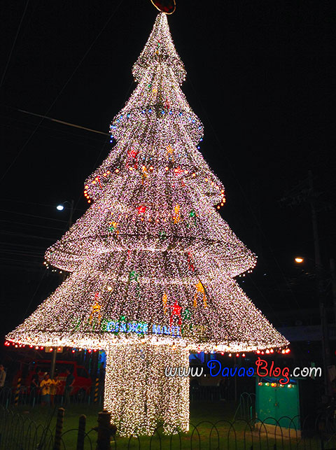 Victoria-Plaza-Mall-Christmas-Tree-in-Davao-City-2015